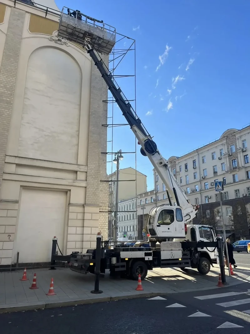 truck-mounted-boom-lift-residential-maintenance.jpg truck-mounted-boom-lift-residential-maintenance.jpg